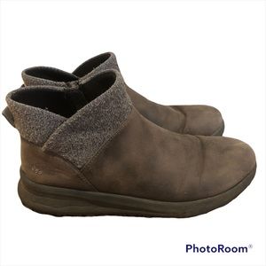 Clark’s Cushion 7.5 women’s ankle boots, grey brown with fabric upper.